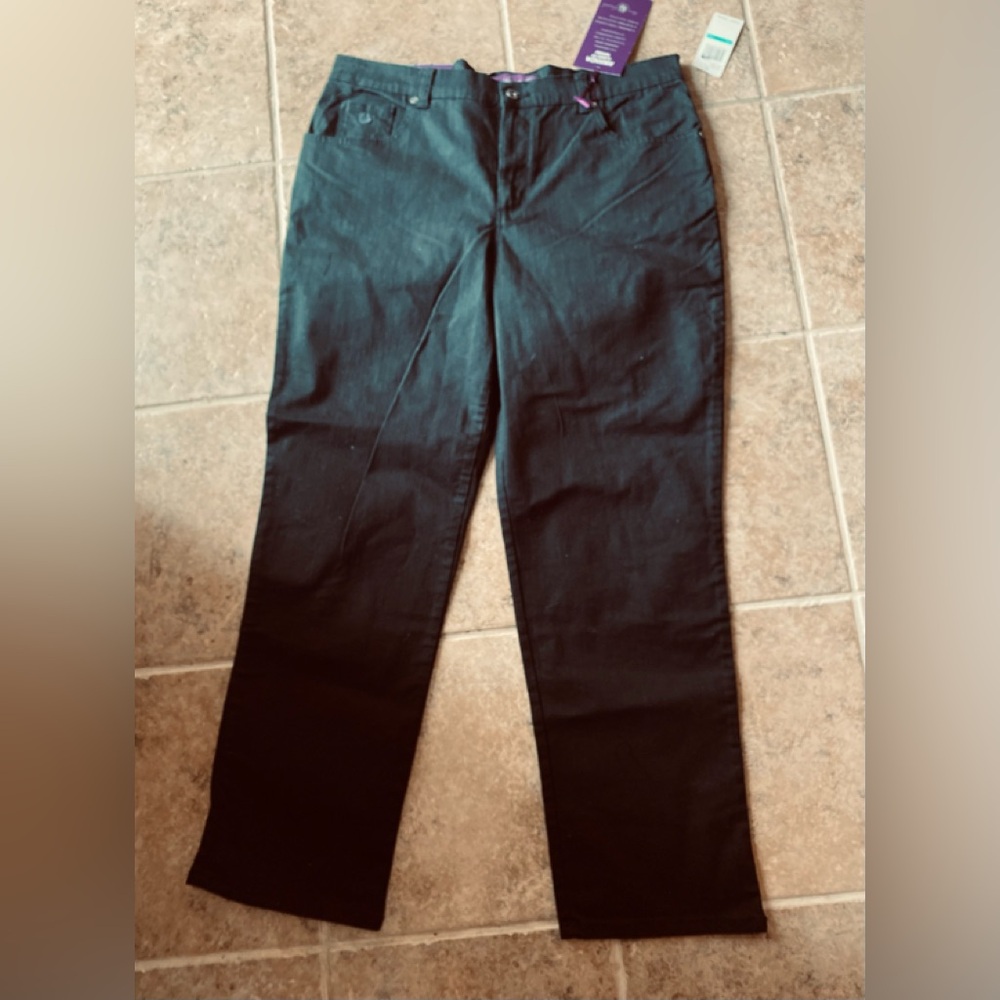 NWT Gloria Vanderbilt - Woman’s (Amanda) black classic fit stretch jeans, 16S